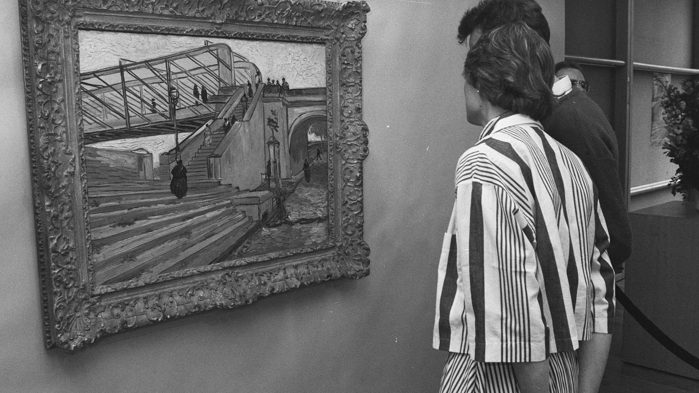 Van Gogh schilderij Le Pont de Trinquetaille te kijk in Amsterdam in verband m, Bestanddeelnr 934-0209, landscape painting by Vincent van Gogh (1987).